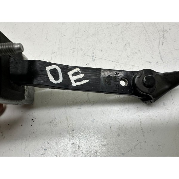 Limitador Porta Dianteira Esquerda Peugeot 208 2017 5214