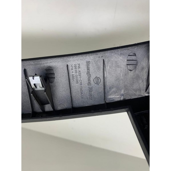 Moldura Painel Central Ssangyong Actyon 2010 7661031000 1609